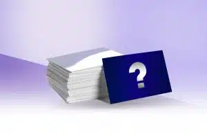 ערימת כרטיסים לבנים וכרטיס כחול עם סימן שאלה.