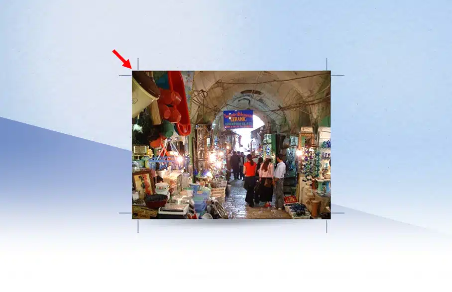 אנשים מטיילים בשוק עתיק וססגוני בסמטה מקורה.