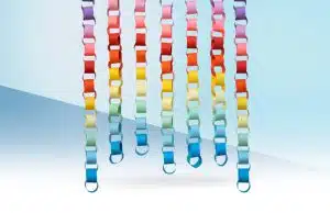 שרשראות נייר צבעוניות תלויות על רקע כחול.