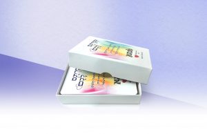 קופסת קלפים לבנה פתוחה חלקית, עם כיתוב עברי ועיצוב צבעוני.