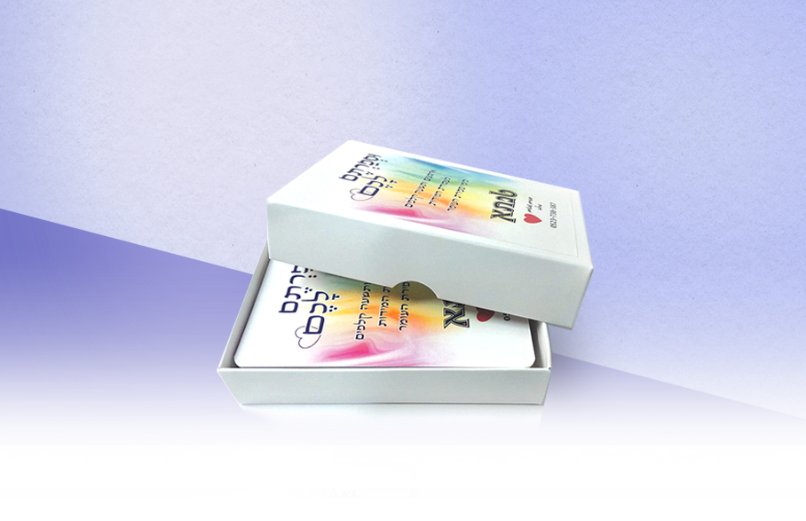 קופסת קלפים לבנה פתוחה חלקית, עם כיתוב עברי ועיצוב צבעוני.