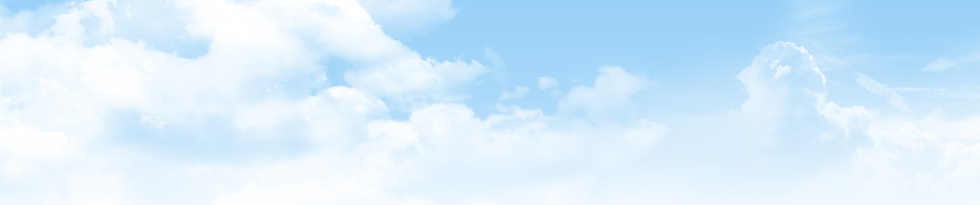 שמיים תכולים בהירים ועננים לבנים רכים.